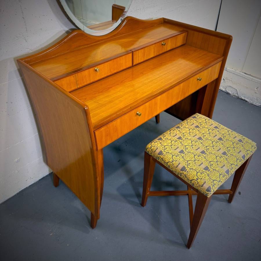 Beautiful mcm vintage teak vanity with mirror — photograph 8 of 9