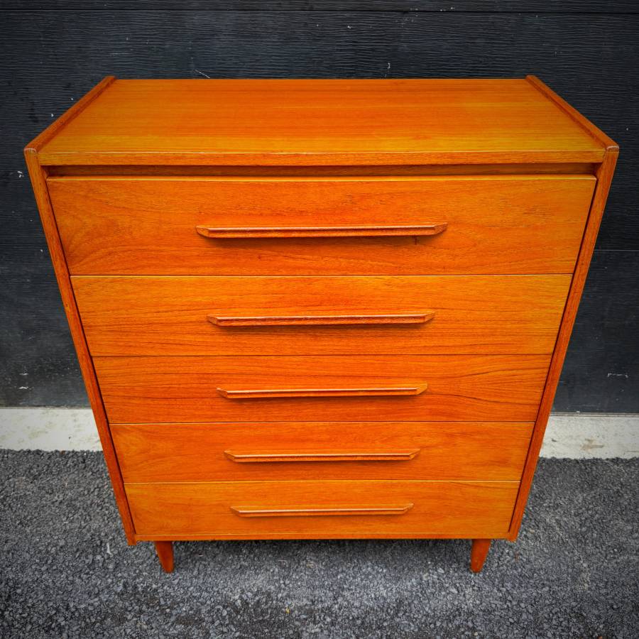Mid century modern teak tall boy dresser — photograph 4 of 6