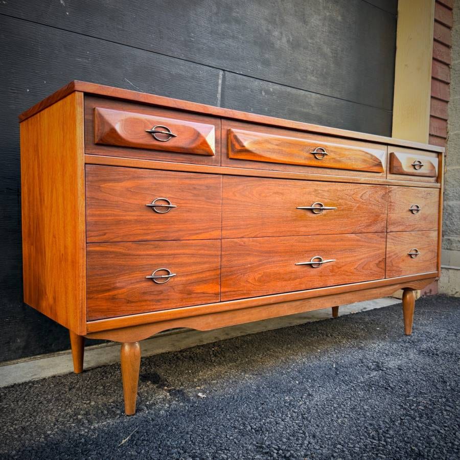Stunning refinished mid century modern walnut 9 drawer dresser — photograph 3 of 7