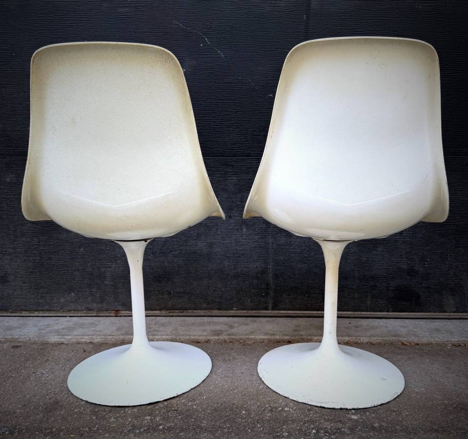 Pair of vintage saarinen tulip chairs and side table — photograph 9 of 9