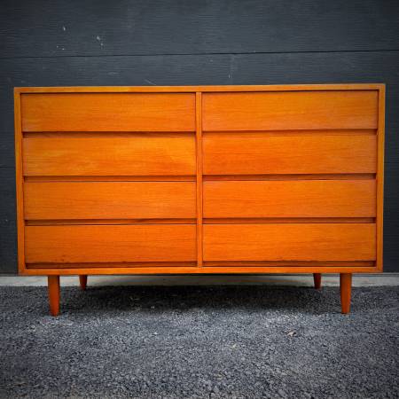 Beautiful danish modern teak 8 drawer dresser