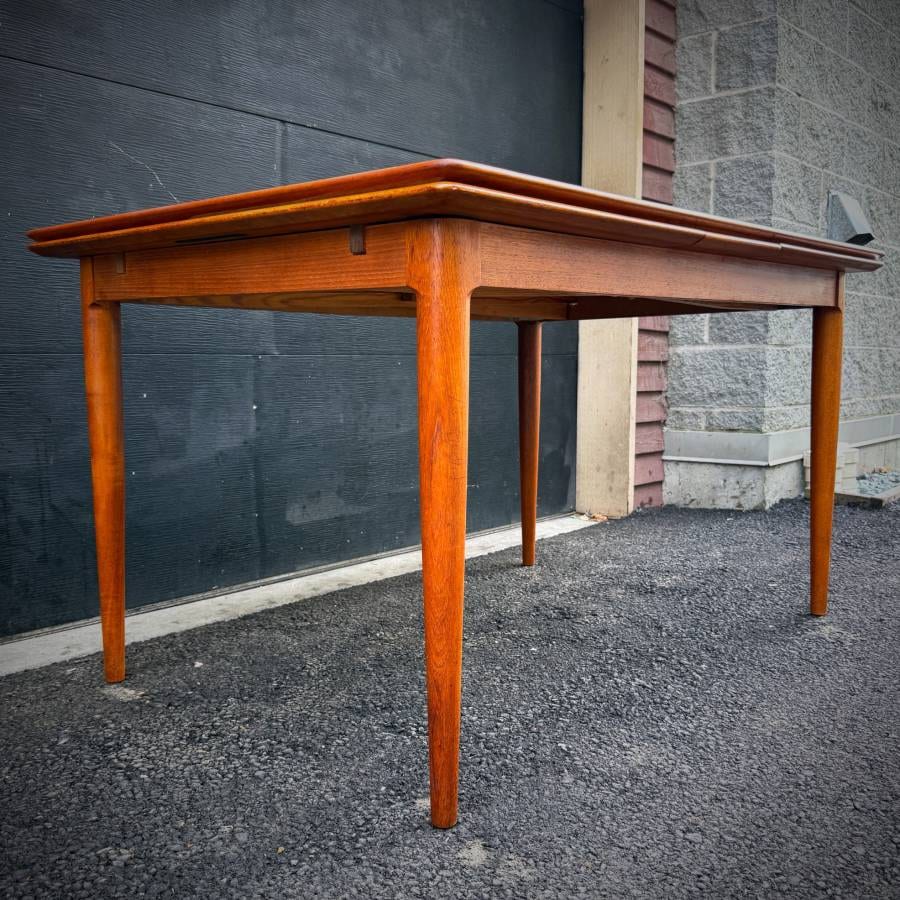 Beautiful danish modern teak dining table — photograph 3 of 7