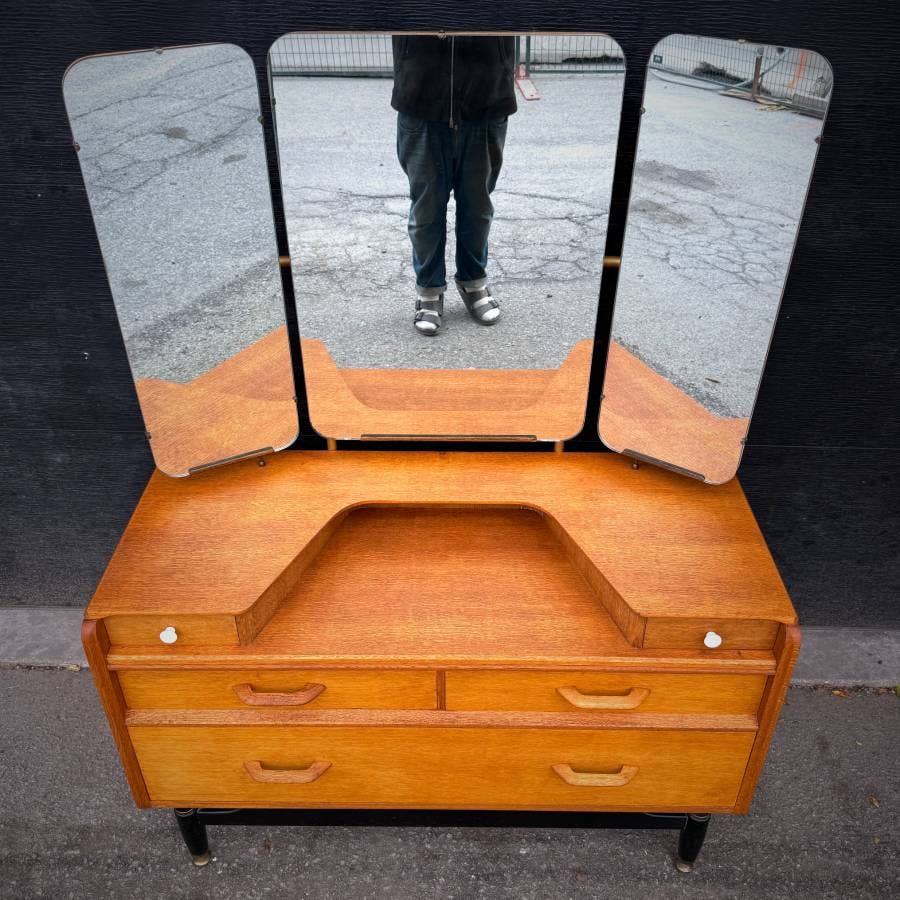 Super rare oak mid century modern vanity dresser by G Plan — photograph 4 of 10