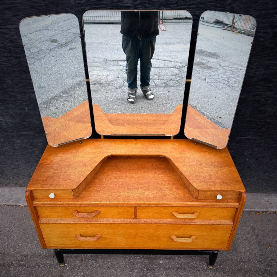 Super rare oak mid century modern vanity dresser by G Plan — photograph 4 of 10