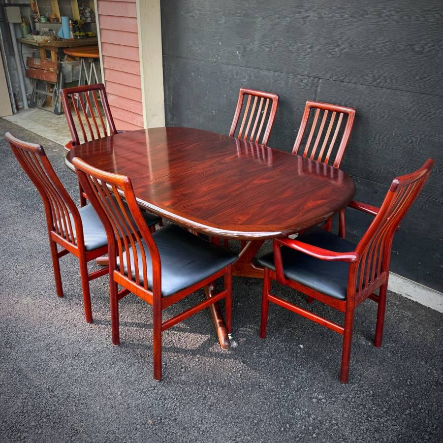 Beautiful vintage danish modern rosewood dining chairs — photograph 13 of 13