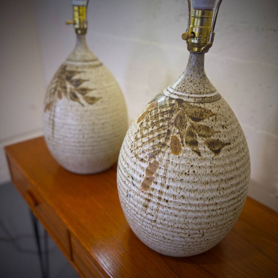 Pair of mid century modern ceramic table lamps — photograph 4 of 8