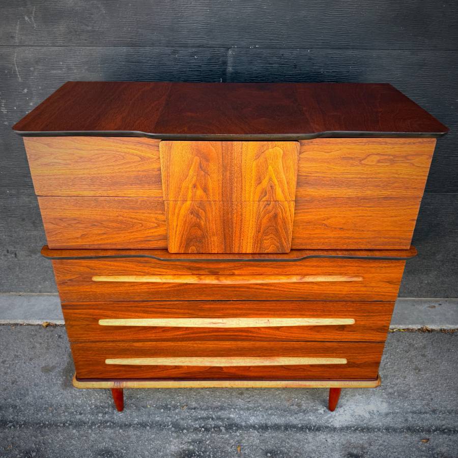 Beautiful refinished mid century modern walnut chest of drawers — photograph 4 of 6