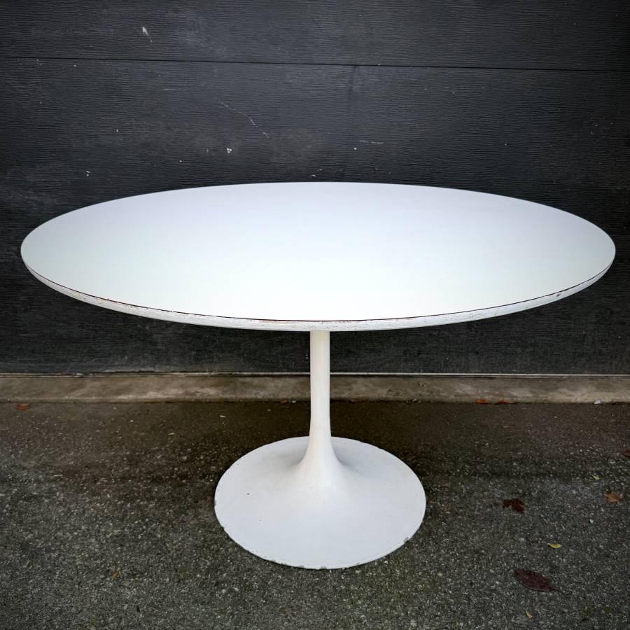 1960s Mcm Eero Saarinen style dining chairs — photograph 11 of 13