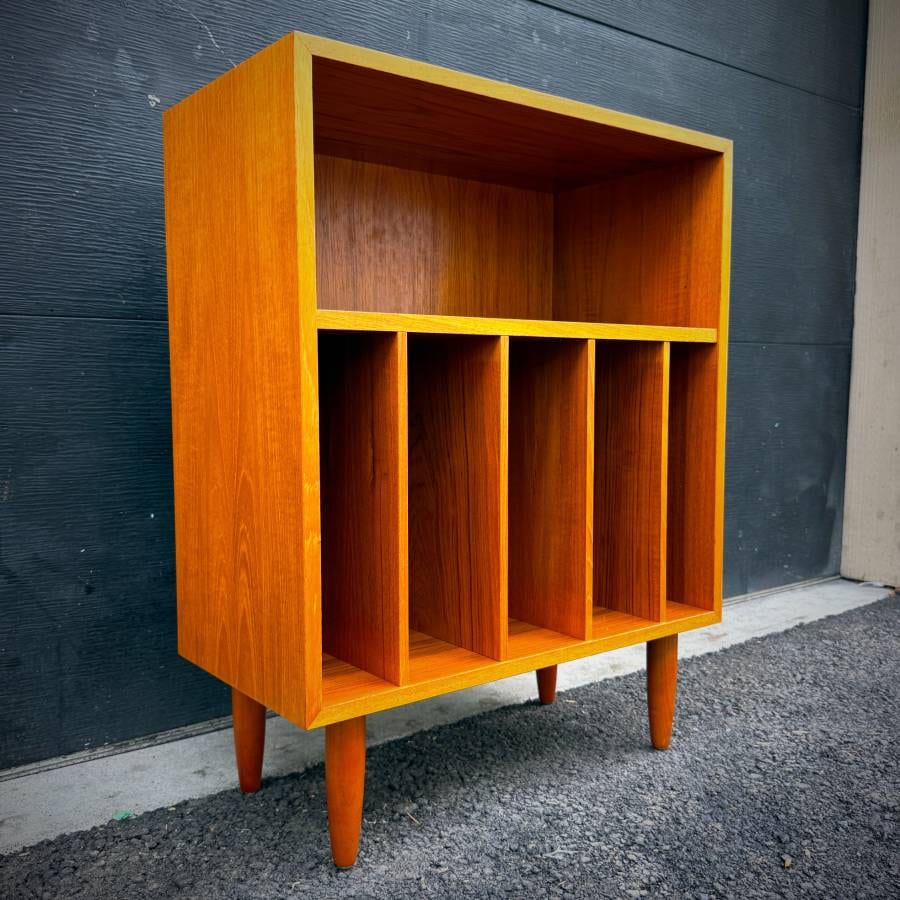 Compact mcm teak LP shelving unit — photograph 2 of 5