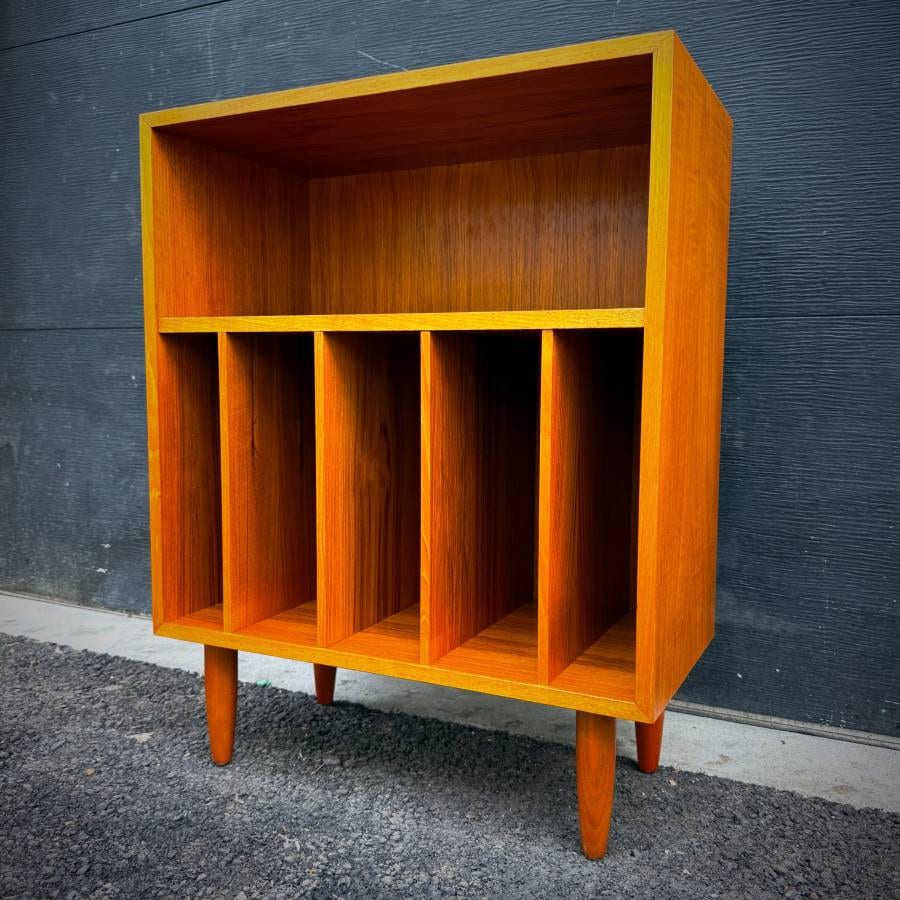 Compact mcm teak LP shelving unit — photograph 3 of 5