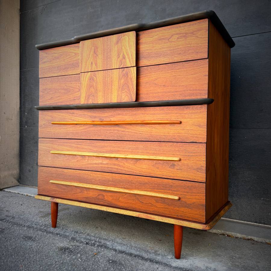 Beautiful refinished mid century modern walnut chest of drawers — photograph 3 of 6