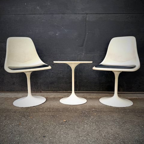 Pair of vintage saarinen tulip chairs and side table