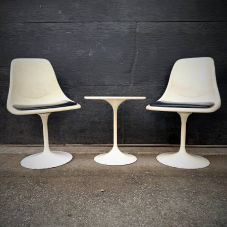 Pair of vintage saarinen tulip chairs and side table