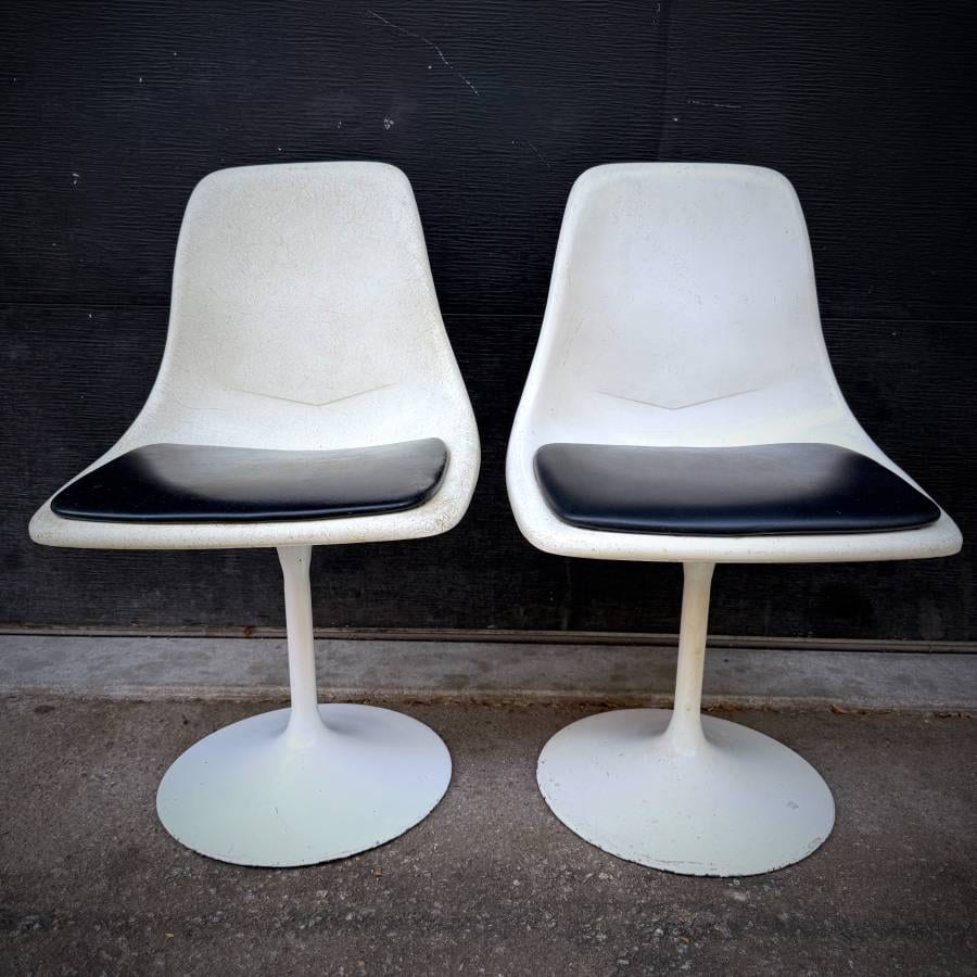 Pair of vintage saarinen tulip chairs and side table — photograph 7 of 9