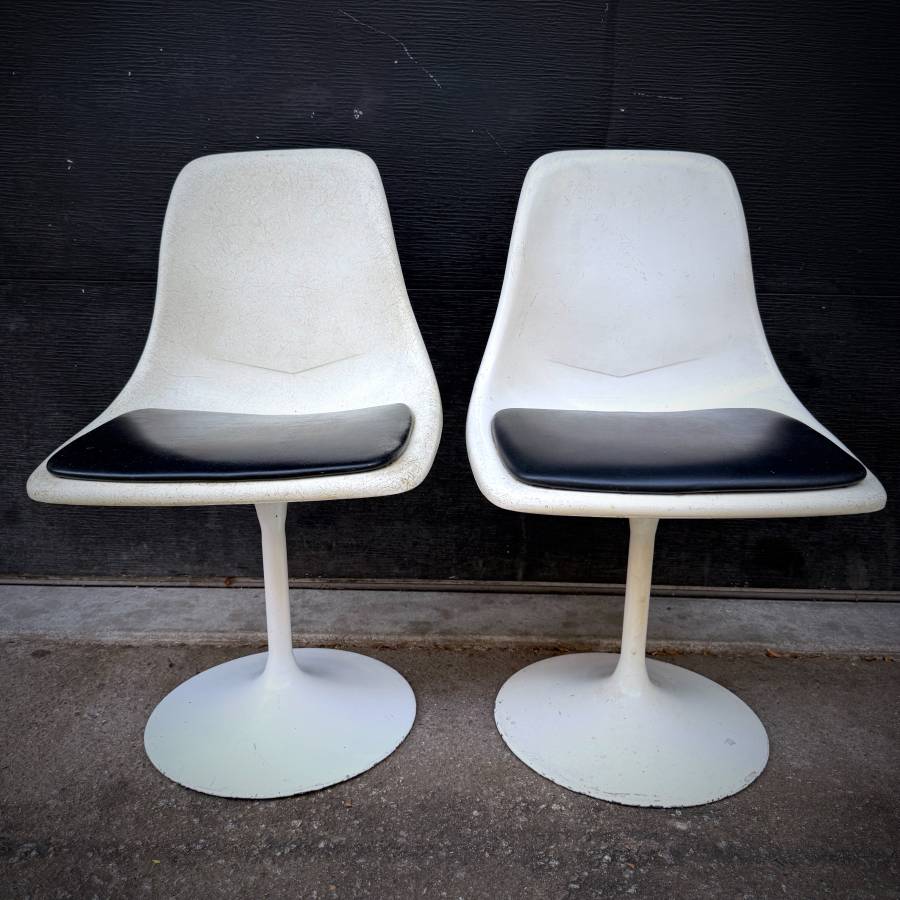 Pair of vintage saarinen tulip chairs and side table — photograph 7 of 9