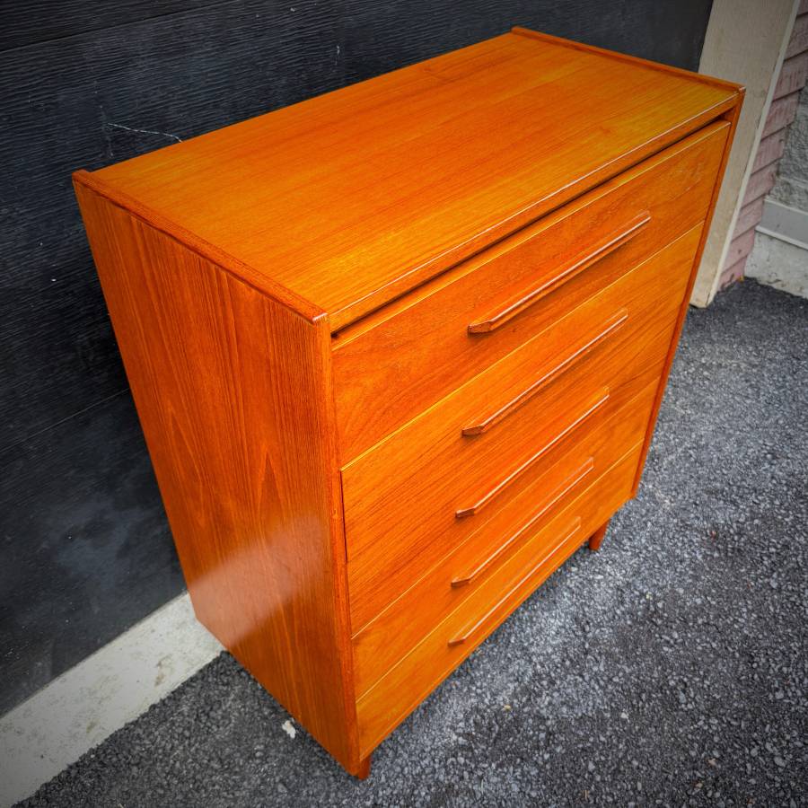 Mid century modern teak tall boy dresser — photograph 6 of 6