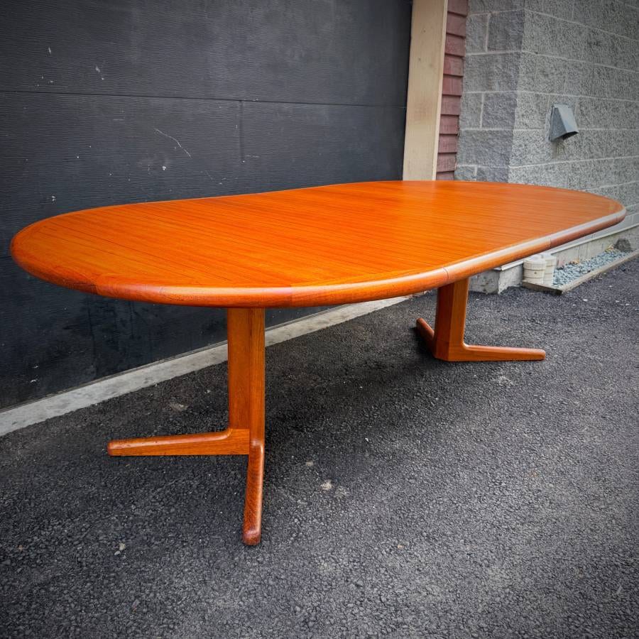 Vintage danish modern round teak pedestal table with extensions — photograph 8 of 10