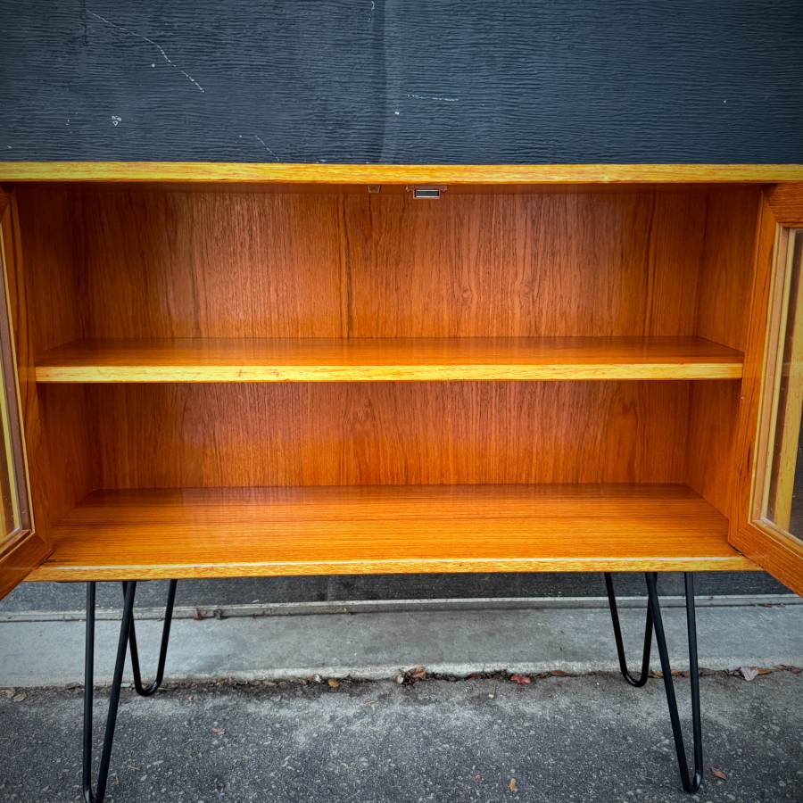Mid century modern compact teak and glass atomic credenza — photograph 5 of 6
