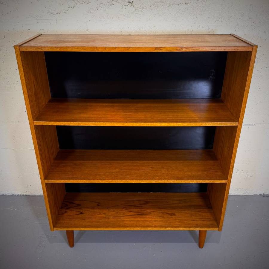 Compact mid century modern teak shelf — photograph 4 of 5