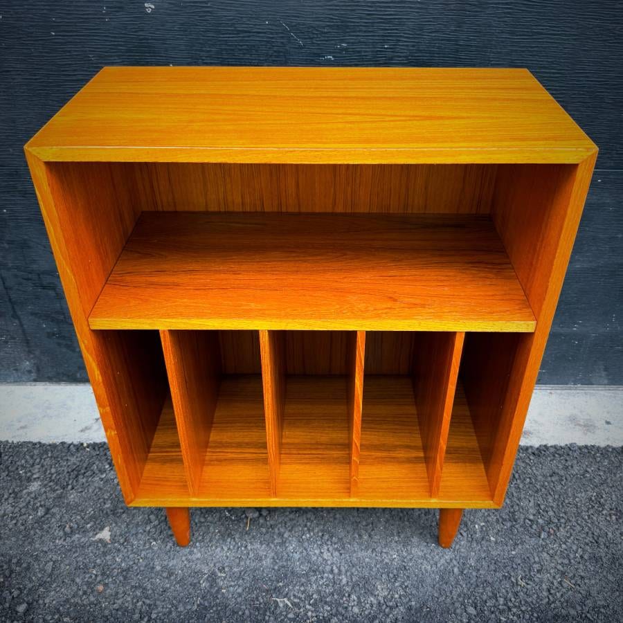 Compact mcm teak LP shelving unit — photograph 4 of 5