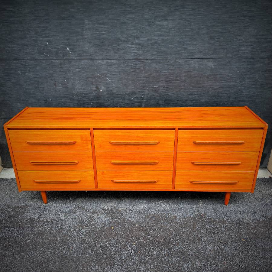 Mid century modern teak 9 drawer dresser — photograph 4 of 6