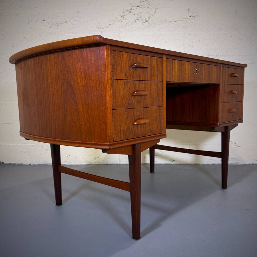 Beautiful 1960s danish modern teak desk — photograph 8 of 10