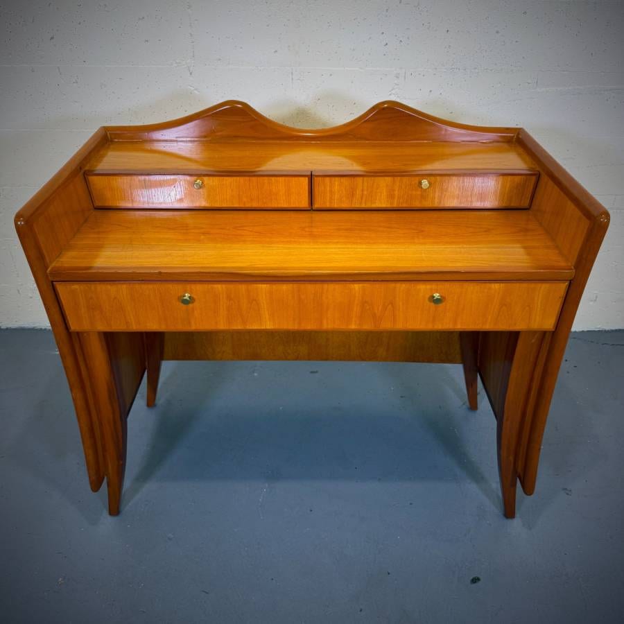 Beautiful mcm vintage teak vanity with mirror — photograph 4 of 9