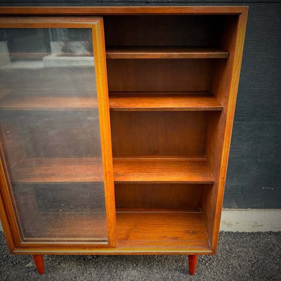 Mid century modern compact walnut and glass cabinet — photograph 6 of 6