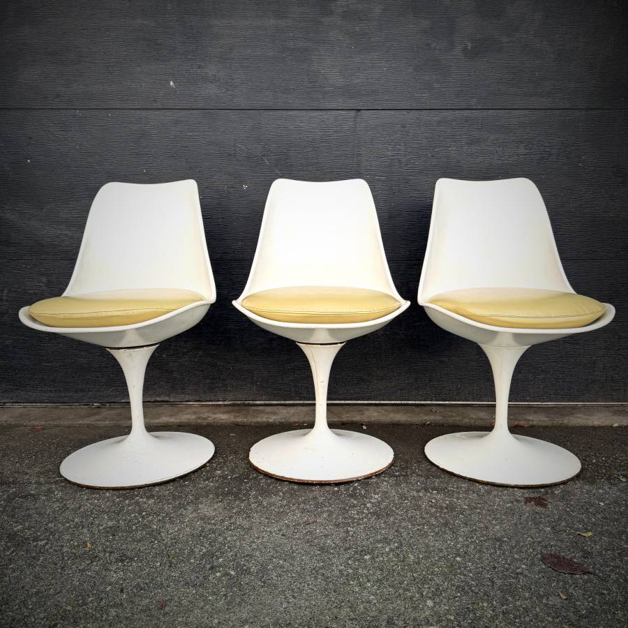 1960s Mcm Eero Saarinen style dining chairs — photograph 4 of 13