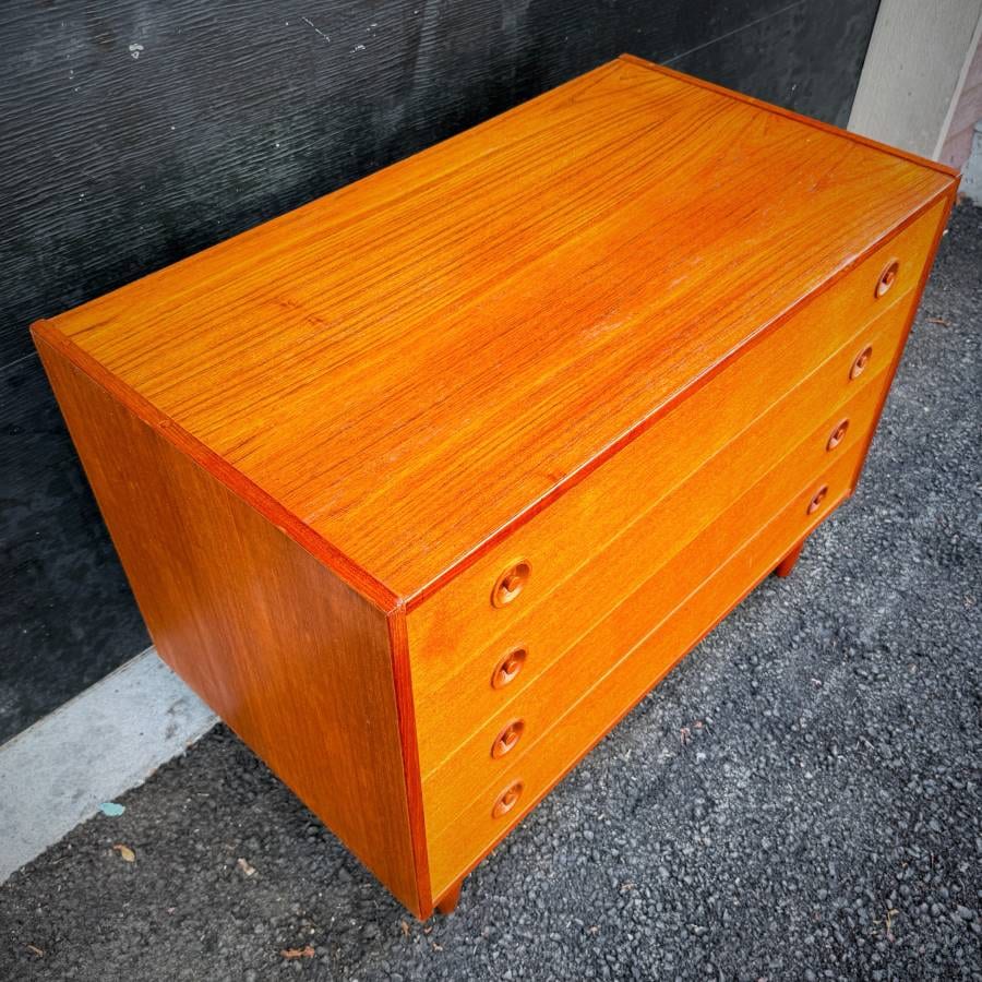 Beautiful danish modern compact teak four drawer dresser — photograph 5 of 6
