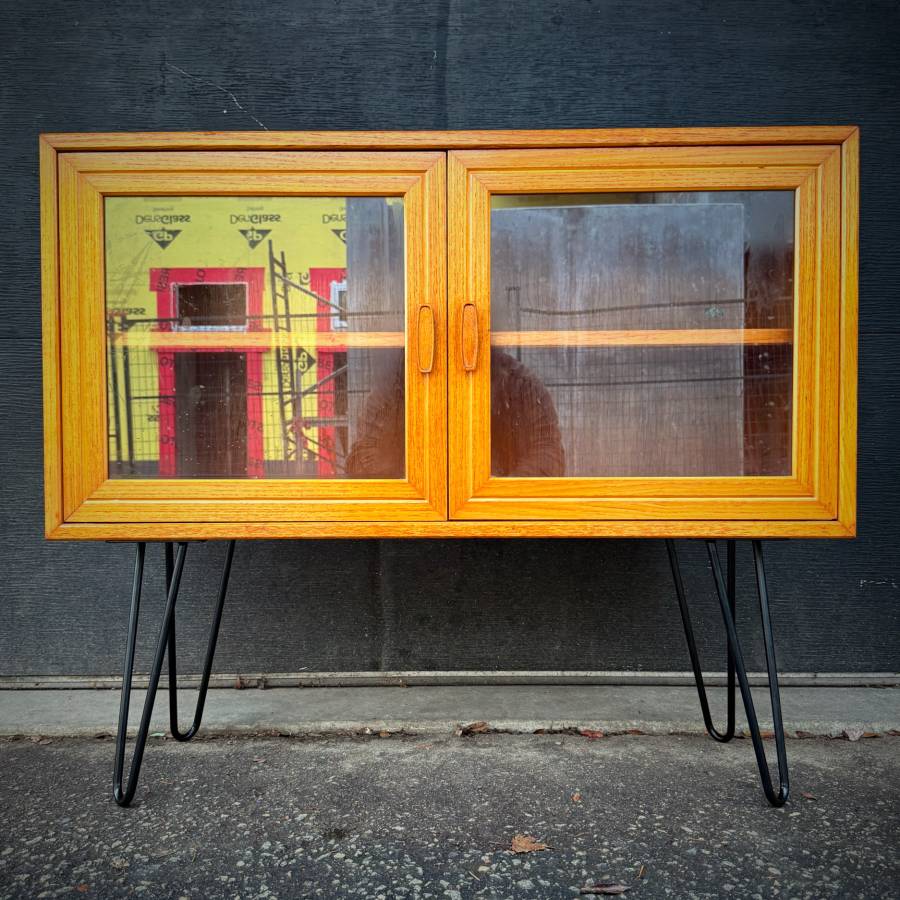 Mid century modern compact teak and glass atomic credenza — photograph 2 of 6