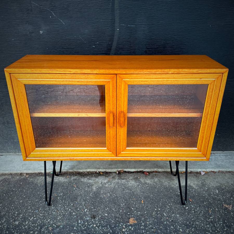 Mid century modern compact teak and glass atomic credenza — photograph 4 of 6
