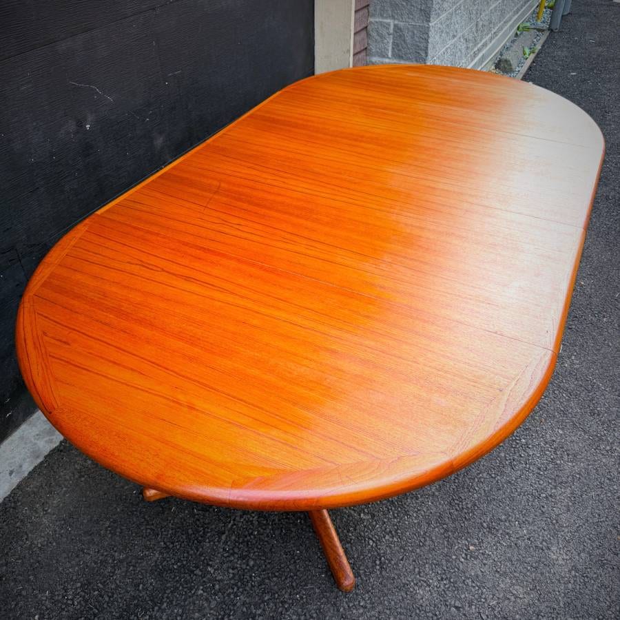 Vintage danish modern round teak pedestal table with extensions — photograph 9 of 10