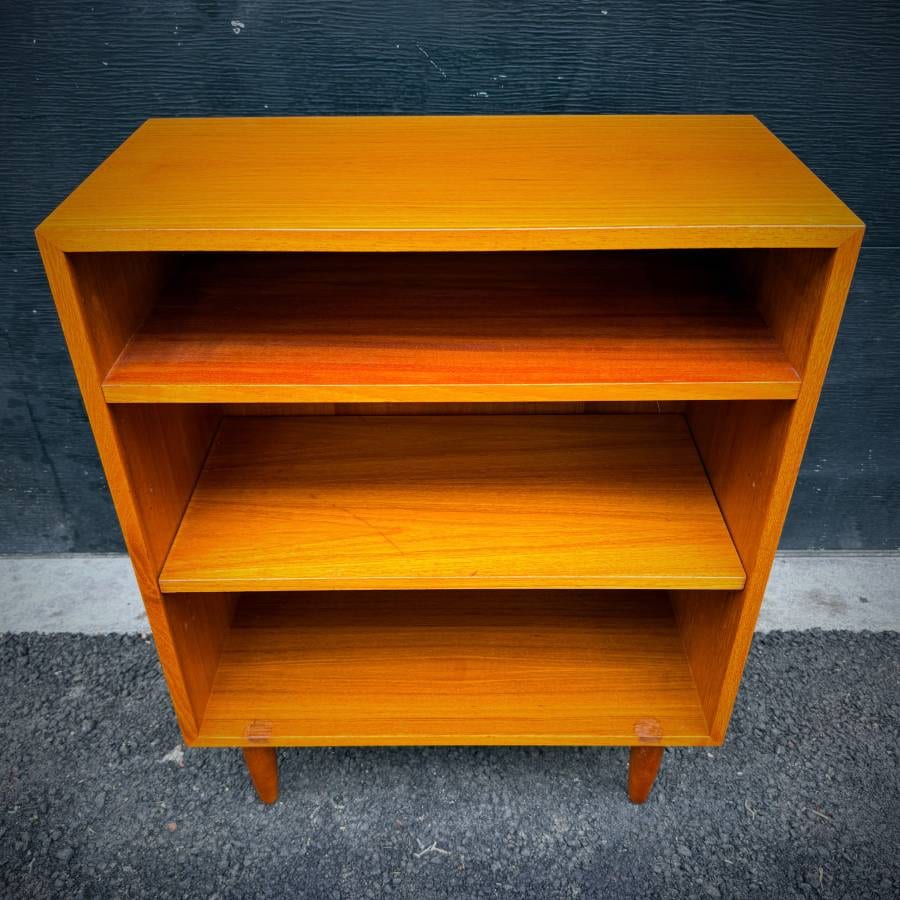 Compact mid century danish modern teak shelf — photograph 4 of 5