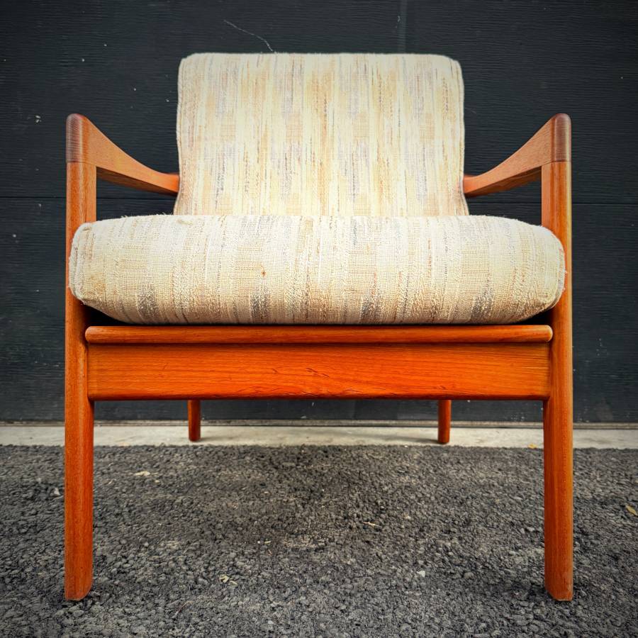 Danish mid century modern teak lounge chair — photograph 2 of 8
