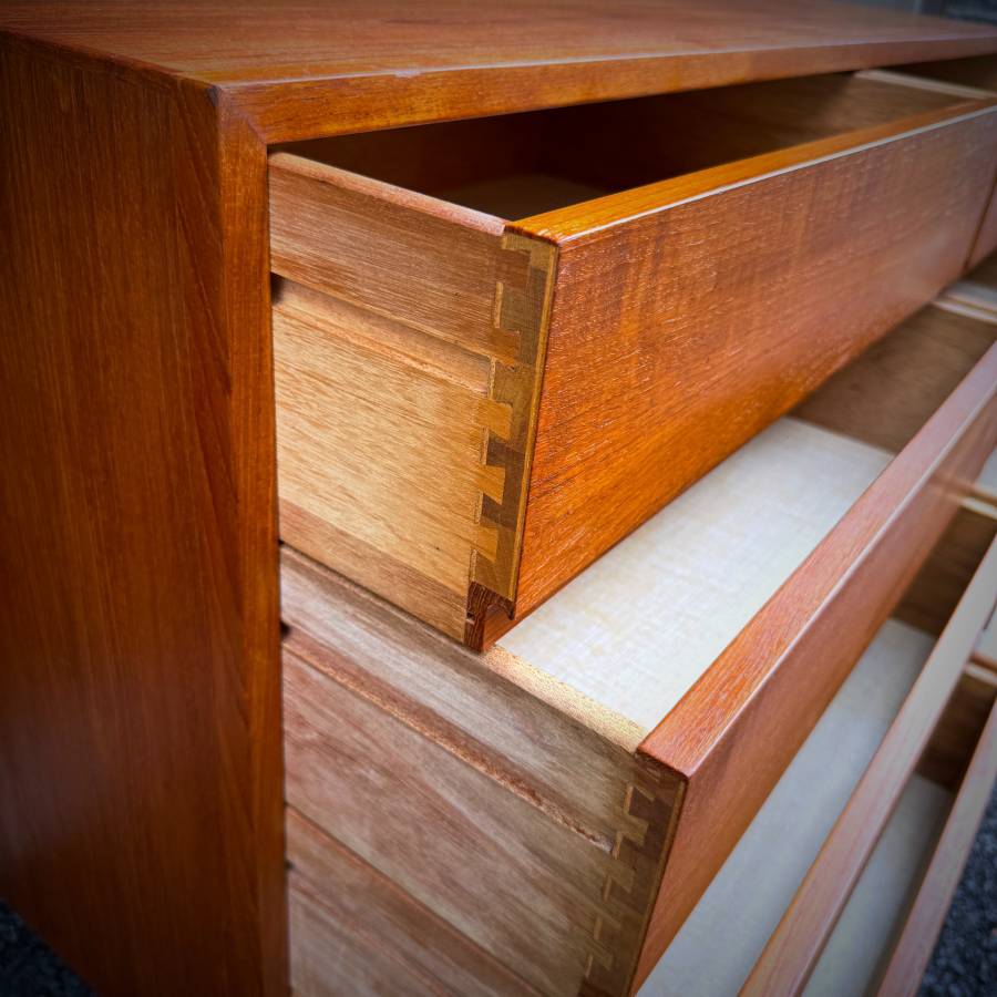 Beautiful danish modern teak 8 drawer dresser — photograph 7 of 7