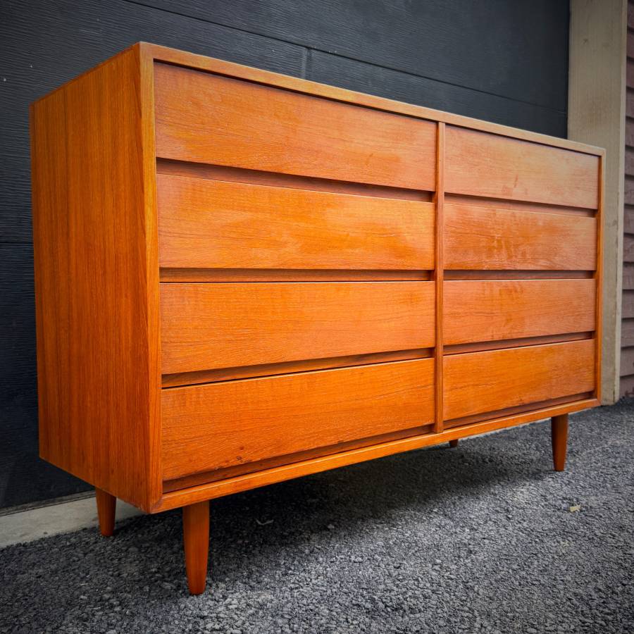Beautiful danish modern teak 8 drawer dresser — photograph 3 of 7