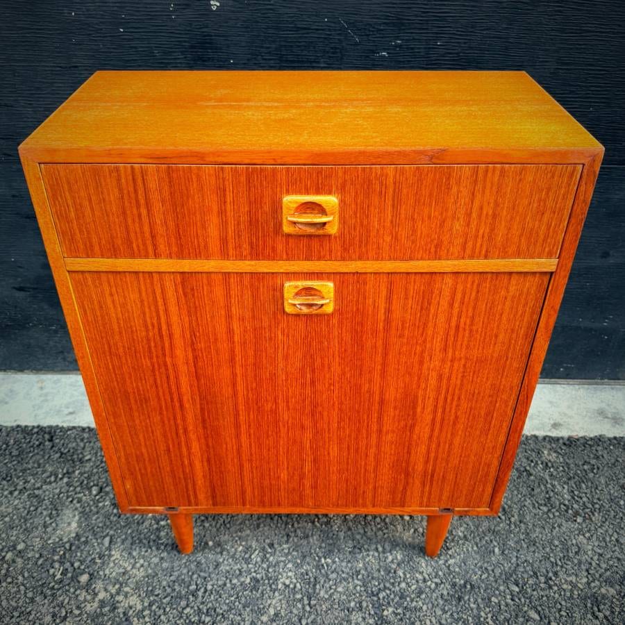 Compact danish modern teak bar cabinet — photograph 4 of 7