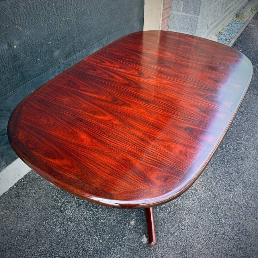 Beautiful vintage danish modern rosewood pedestal dining table — photograph 4 of 11