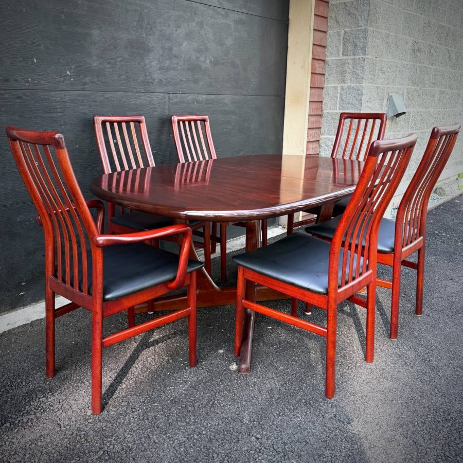 Beautiful vintage danish modern rosewood dining chairs — photograph 12 of 13