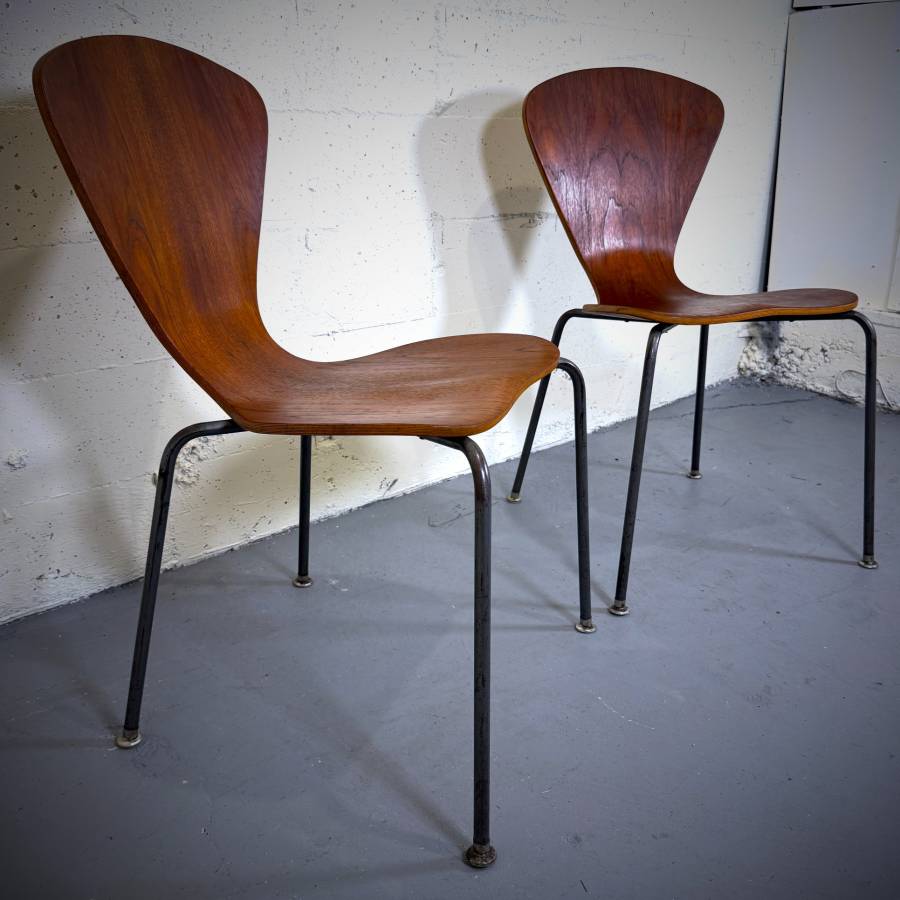Pair of mid century modern Arne Jacobsen style chairs — photograph 3 of 6