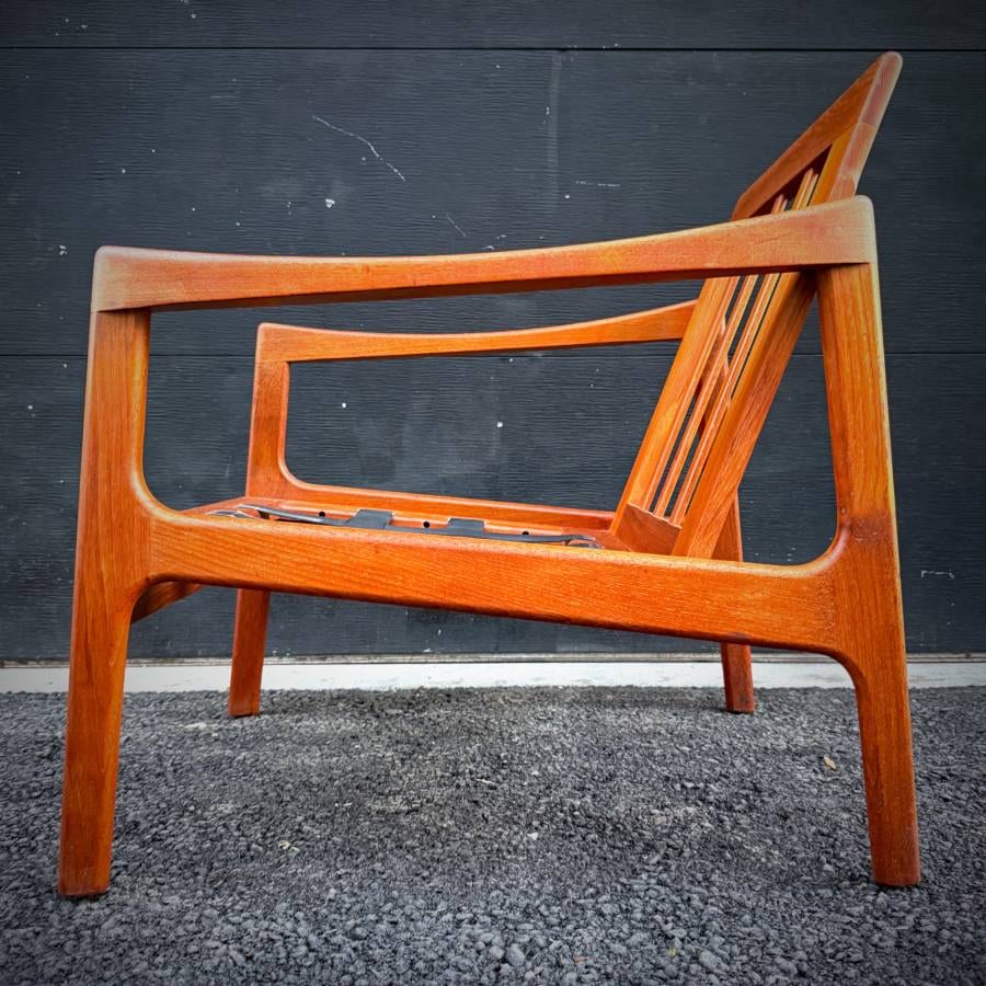 Danish mid century modern teak lounge chair — photograph 7 of 8