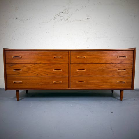 Beautiful mid century modern teak 6 drawer dresser