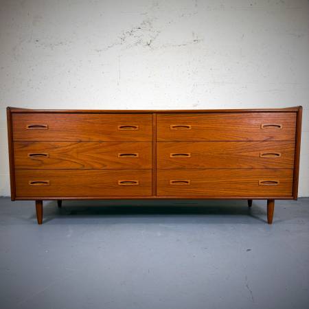 Beautiful mid century modern teak 6 drawer dresser