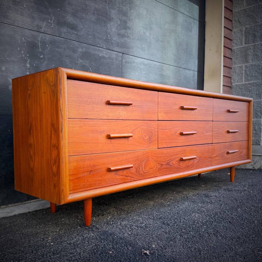 Mid century modern teak 9 drawer dresser — photograph 3 of 6