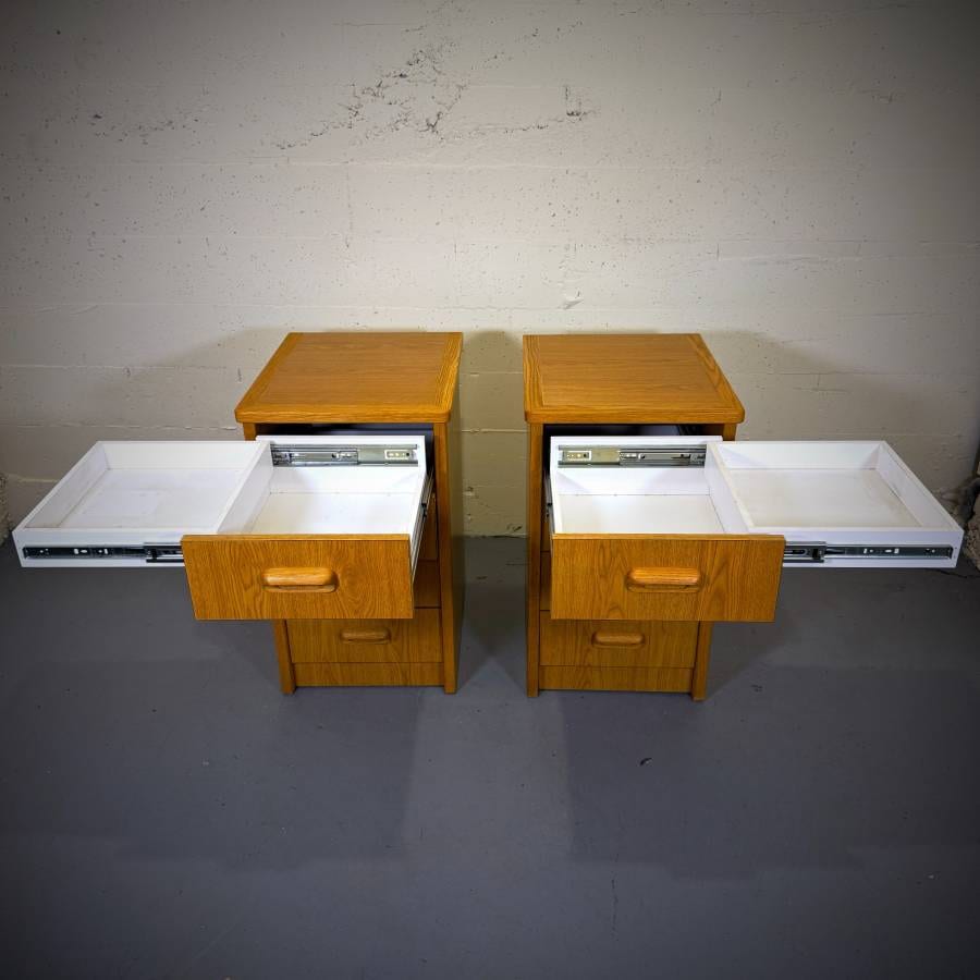 Pair of vintage mcm oak compact dressers bedside tables — photograph 6 of 7