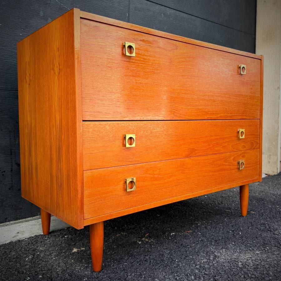 Mid century modern teak 3 drawer dresser — photograph 3 of 6