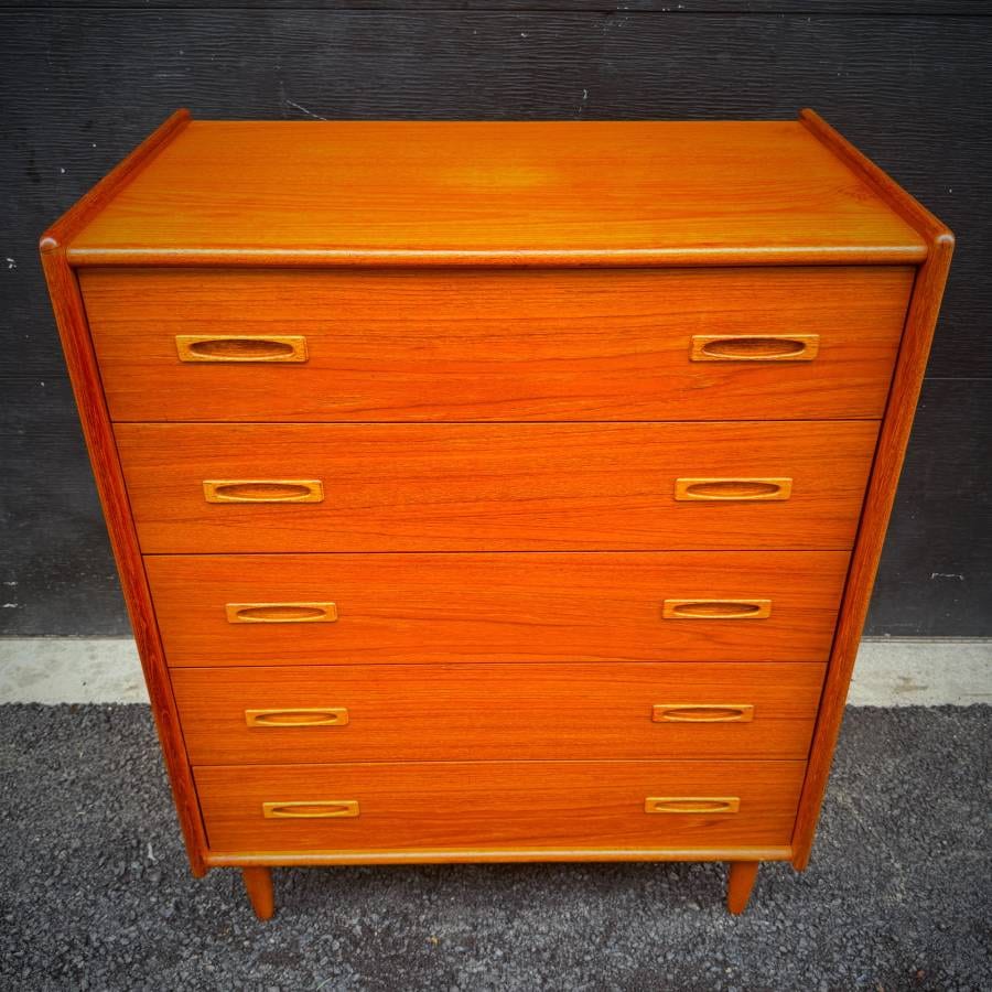 Stunning mid century modern teak tall boy dresser — photograph 4 of 6