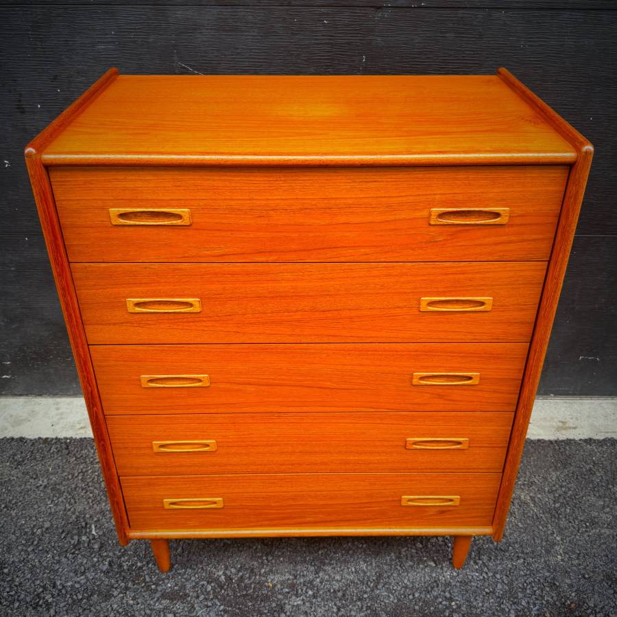 Stunning mid century modern teak tall boy dresser — photograph 4 of 6