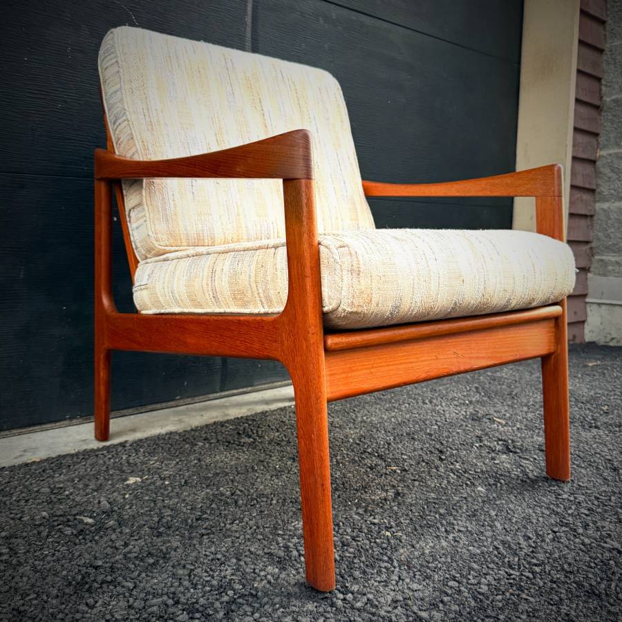 Danish mid century modern teak lounge chair — photograph 3 of 8